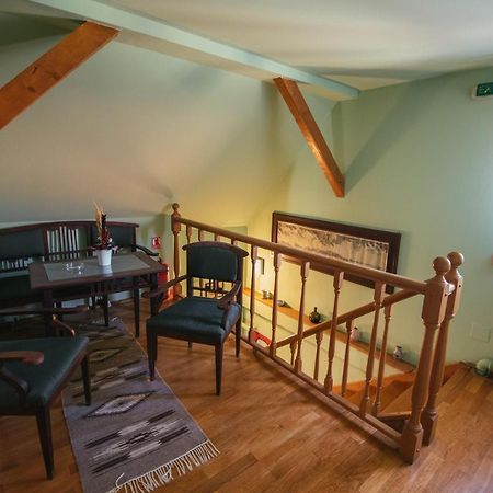 Voeroes Guest House Tîrgu Secuiesc エクステリア 写真