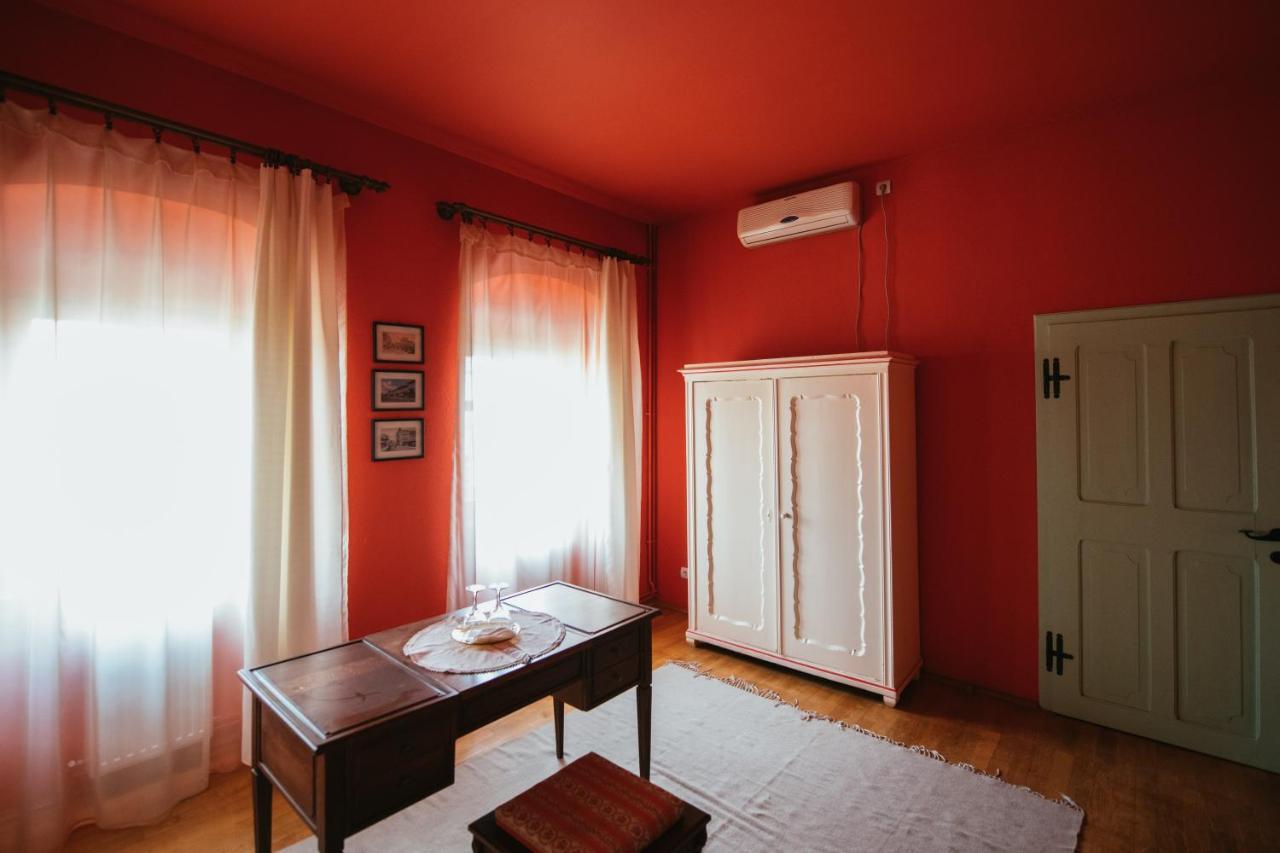 Voeroes Guest House Tîrgu Secuiesc エクステリア 写真