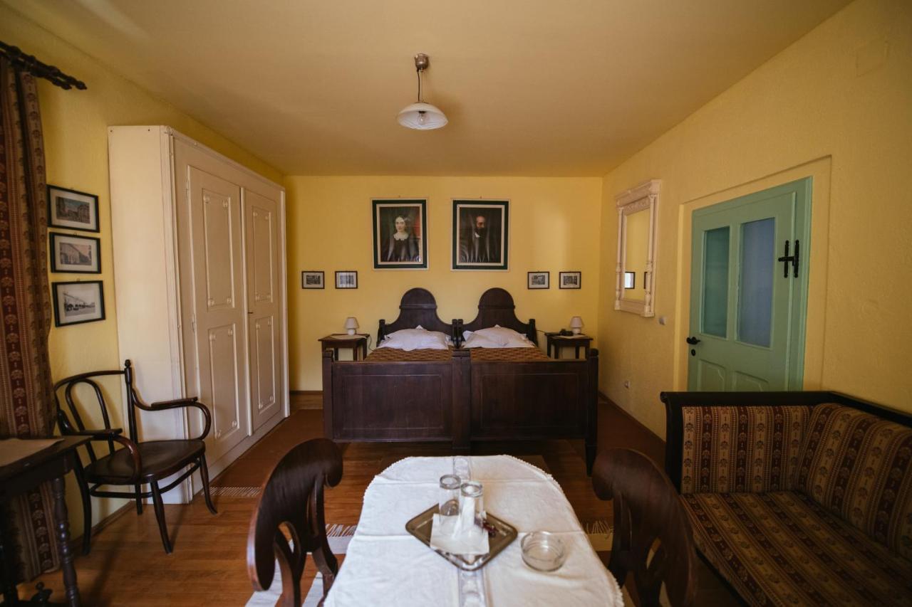 Voeroes Guest House Tîrgu Secuiesc エクステリア 写真