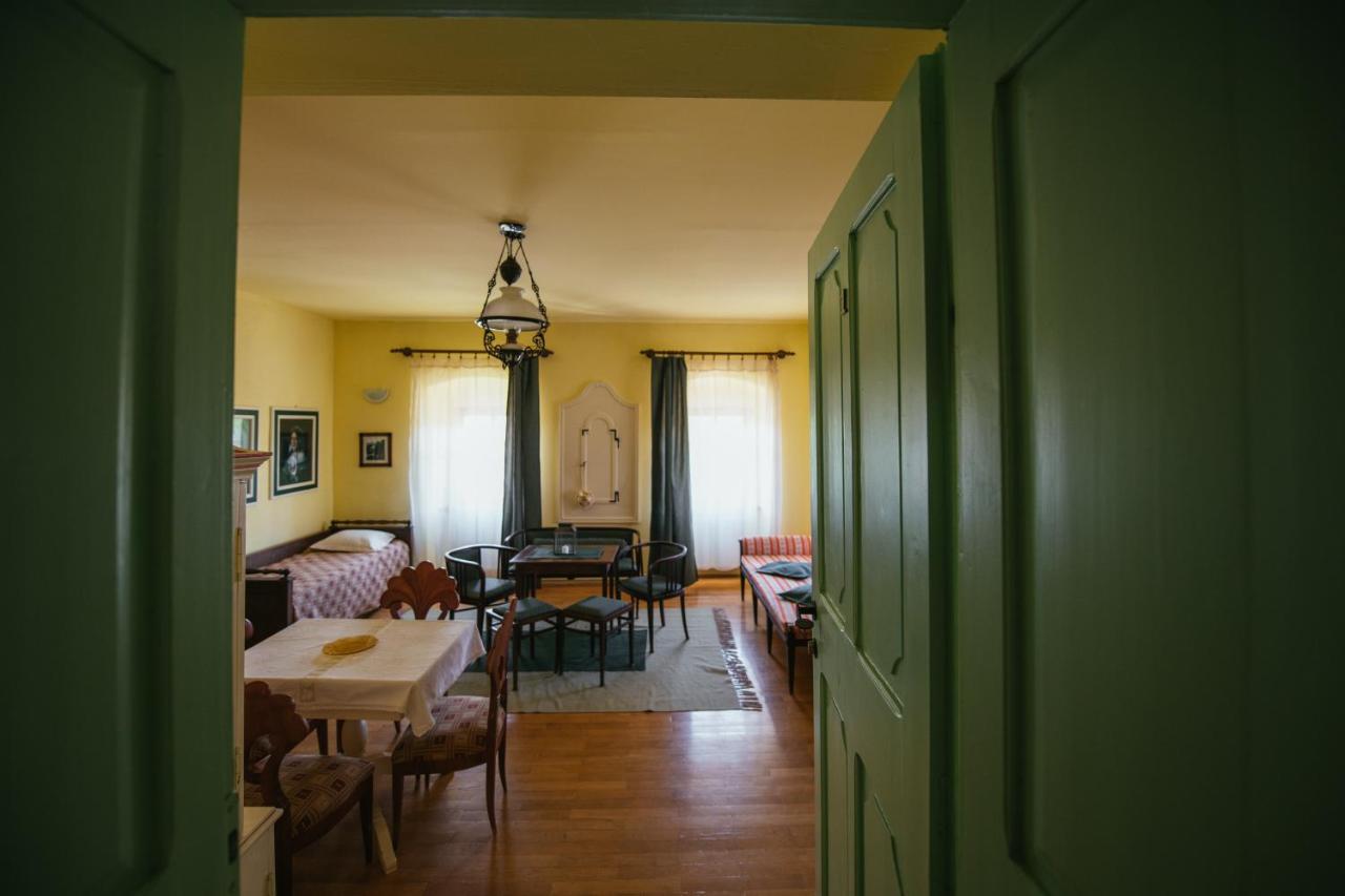 Voeroes Guest House Tîrgu Secuiesc エクステリア 写真
