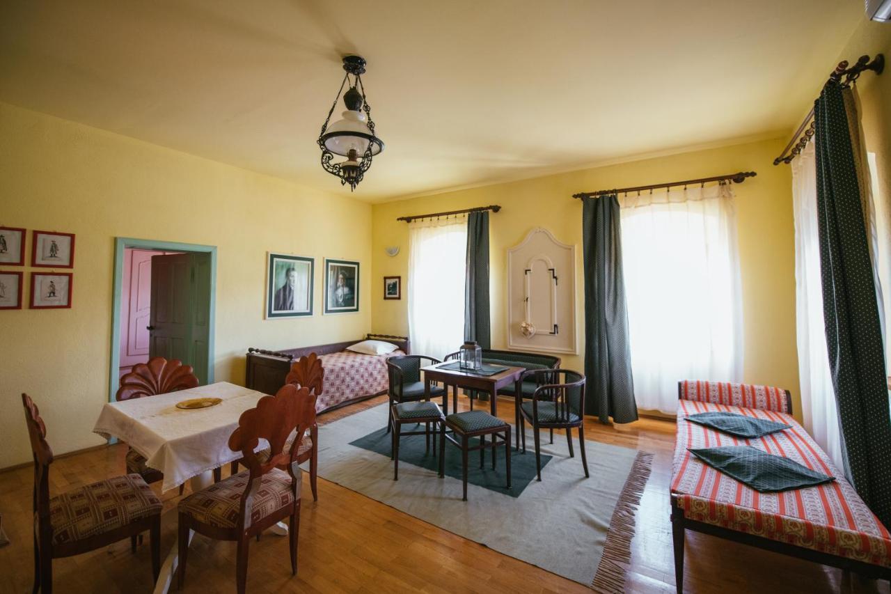 Voeroes Guest House Tîrgu Secuiesc エクステリア 写真
