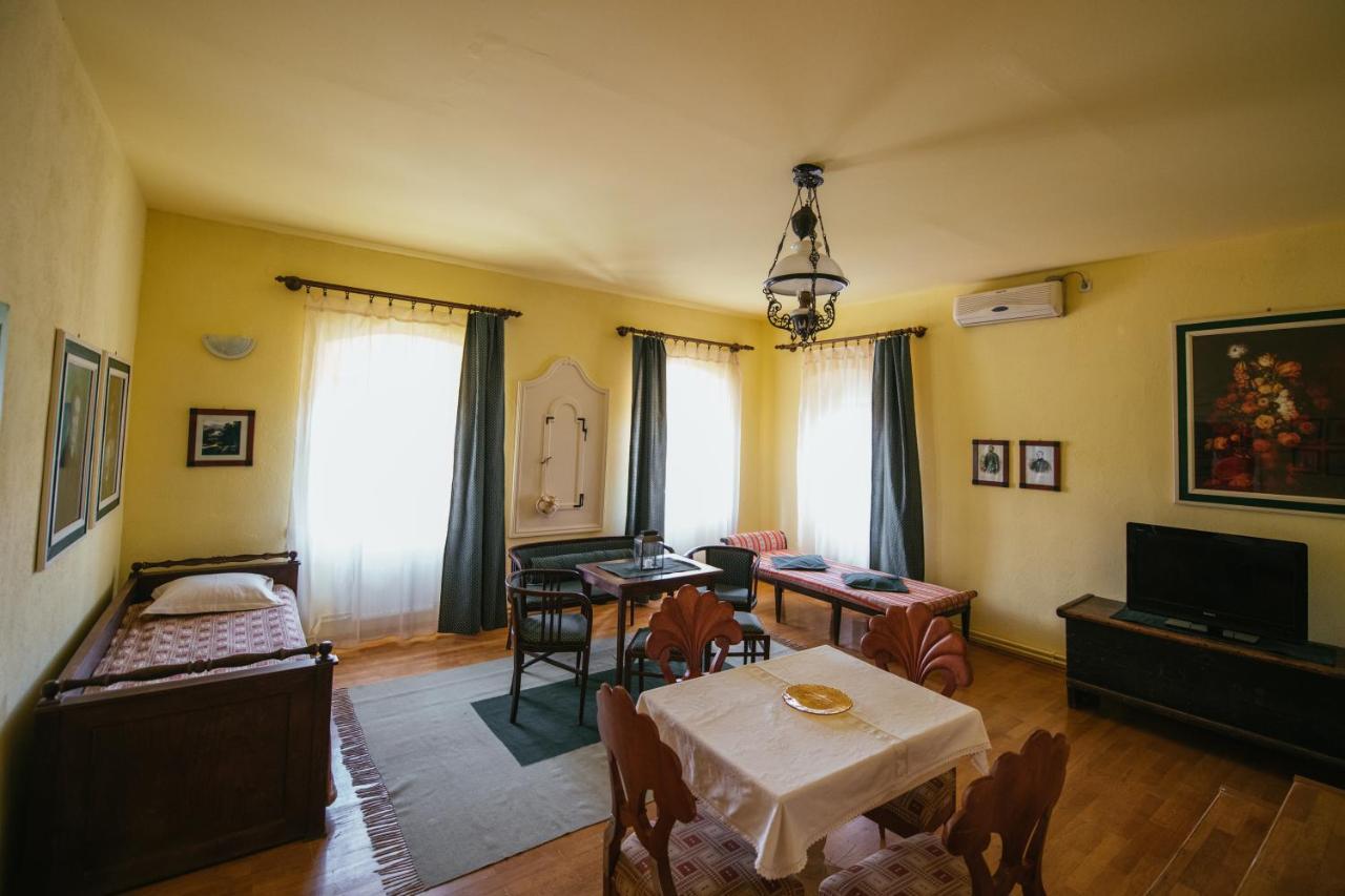 Voeroes Guest House Tîrgu Secuiesc エクステリア 写真