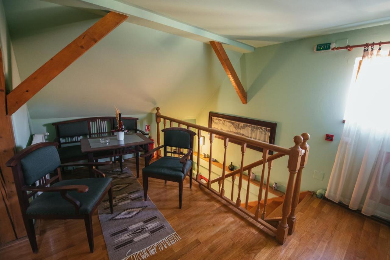 Voeroes Guest House Tîrgu Secuiesc エクステリア 写真