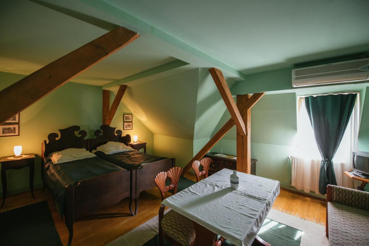 Voeroes Guest House Tîrgu Secuiesc エクステリア 写真
